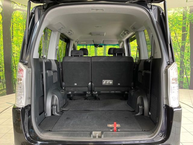 ���i�̂���������ʋ΁A���}���ɏ\���ȉ׎��X�y�[�X���m�ۂ��Ă���܂��B�Z�J���h�V�[�g��|���ƁA�傫�ȉו��̐ύڂ��\�ł���