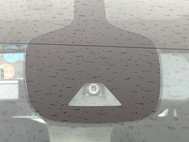 【インテリジェントエマージェンシーブレーキ】フロントカメラで前方の車両や歩行者を検知。衝突しそうな時は衝突被害軽減ブレーキが作動、衝突回避をサポート。より安全にドライブをお楽しみいただけます。