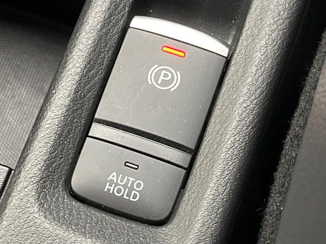 【電動パーキングブレーキ】パーキングブレーキは便利な電動式!ボタン一つで操作でき、アクセルを踏めば自動で解除されます♪レバーやペダルが無いので運転席廻りもすっきりしますね♪