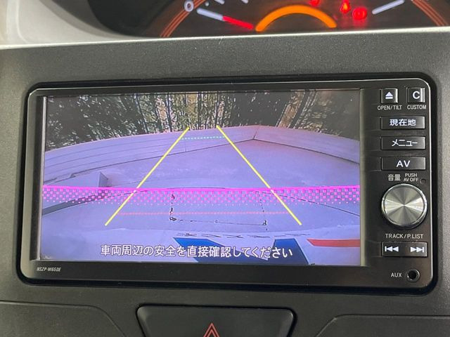 【バックカメラ】駐車時に後方がリアルタイム映像で確認できます。大型商業施設や立体駐車場での駐車時や、夜間のバック時に大活躍!運転スキルに関わらず、今や必須となった装備のひとつです!