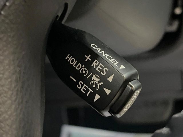 【レーダークルーズコントロール】高速道路での長距離走行が楽に!!自動で速度を保つクルーズコントロールが、衝突軽減システムと連携し、前方の車両を感知して車間を保つように速度調節してくれます!!