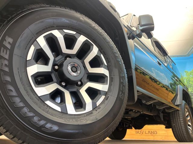 �y�����A���~�z�C�[���z�����z�C�[���𑕒��B���s���\�̌���ɉ����A�O�ς����X�^�C���b�V���ɂȂ��Ă��܂��B