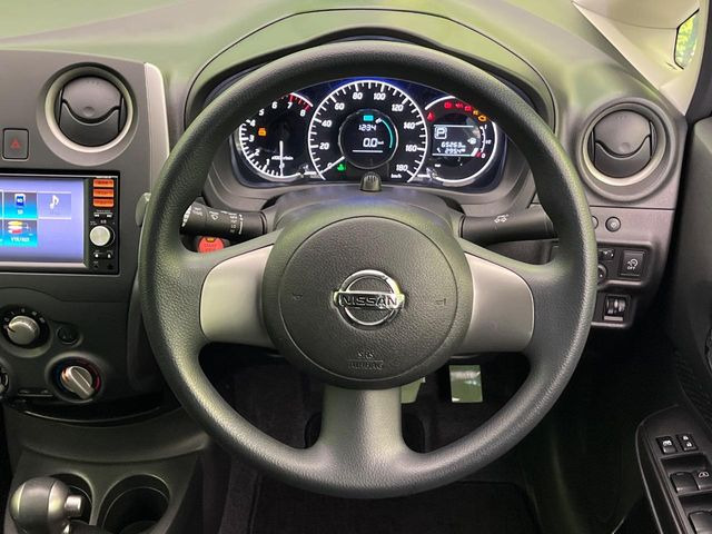 �C���e���A�ɍ��킹���f�U�C���̃X�e�A�����O�́A�^�]�������̂��Ƃ��l���A�^�]���₷���`��A�傫���ł��B�����x�A���ۂɐG���Ă��m���߂��������B