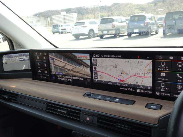 ���u���C�h�X�N���[�� HondaCONNECT �f�B�X�v���[�v�̓{�^��1�ō��E��ʂ����ւ��邱�Ƃ��\��