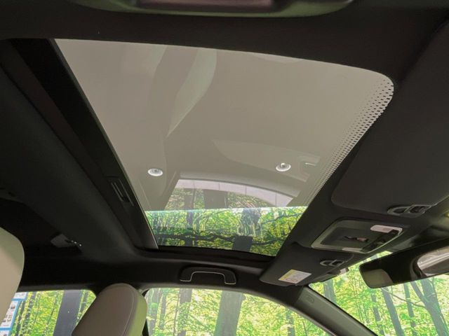【ガラスルーフ】ガラスルーフ搭載で車内の解放感が一気にアップ!開放的なドライブをお楽しみいただけます。