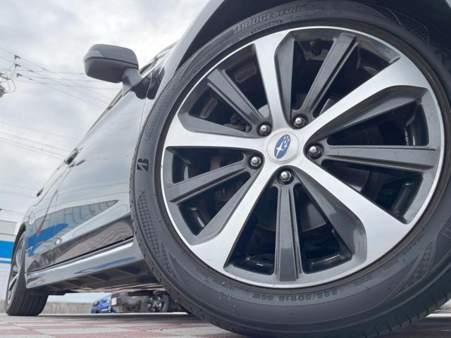 �y����18�C���`�A���~�z�C�[���z�O�ςɃ}�b�`���������A���~�z�C�[���𑕒����Ă���܂��B�e��ЊO�A���~�z�C�[����A�X�^�b�h���X�^�C�����戵�����Ă���܂��B���񂲑��k����������