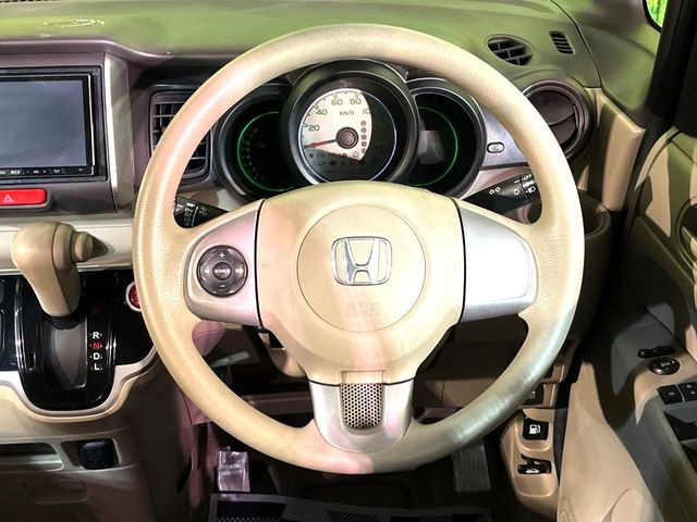 インテリアに合わせたデザインのステアリングは、運転される方のことも考え、運転しやすい形状、大きさです。是非一度、実際に触ってお確かめください。