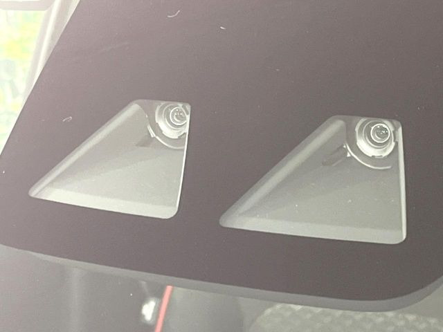 【スマートアシスト】走行中に前方の車両等を認識し、衝突しそうな時は警報とブレーキで衝突回避と被害軽減をアシスト。より安全にドライブをお楽しみいただけます。