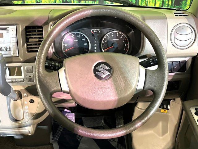 �C���e���A�ɍ��킹���f�U�C���̃X�e�A�����O�́A�^�]�������̂��Ƃ��l���A�^�]���₷���`��A�傫���ł��B�����x�A���ۂɐG���Ă��m���߂��������B