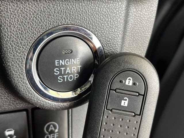 【キーレス】少し離れた場所からでもボタン一つでドアの開錠・施錠ができるのでとっても便利!ドアの鍵穴周りに傷をつけることもありません♪