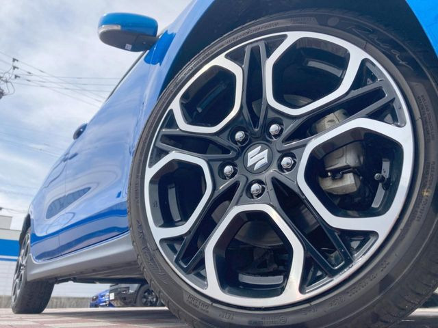 �y����17�C���`�A���~�z�C�[���z�O�ςɃ}�b�`���������A���~�z�C�[���𑕒����Ă���܂��B�e��ЊO�A���~�z�C�[����A�X�^�b�h���X�^�C�����戵�����Ă���܂��B���񂲑��k����������