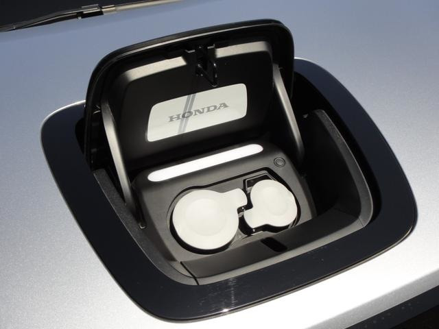 ���O��d�ʔz����50:50���������A�d�����[�^�[�͏o��113kW(154PS)�A�g���N315Nm�𔭐��B�d�͂̏o�����ꐫ�ɗD��鍂�o�͌^���`�E���C�I���o�b�e���[�̗e�ʂ�35.5kWh��