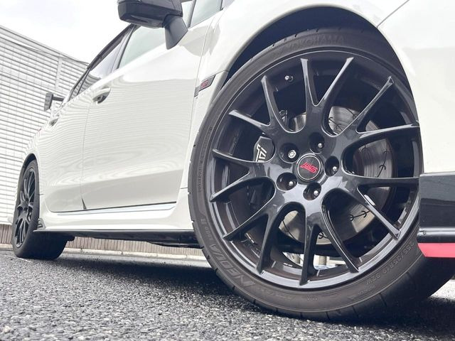 【BBS製19インチアルミホイール】大人気メーカーのホイールを装備♪軽量・高硬度のアルミホイールは、ハンドリング・加速など、走りの質を向上してくれます♪