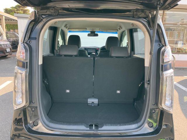 ���i�̂���������ʋ΁A���}���ɏ\���ȉ׎��X�y�[�X���m�ۂ��Ă���܂��B�Z�J���h�V�[�g��|���ƁA�傫�ȉו��̐ύڂ��\�ł���