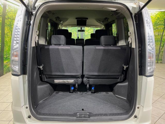 ���i�̂���������ʋ΁A���}���ɏ\���ȉ׎��X�y�[�X���m�ۂ��Ă���܂��B�Z�J���h�V�[�g��|���ƁA�傫�ȉו��̐ύڂ��\�ł���