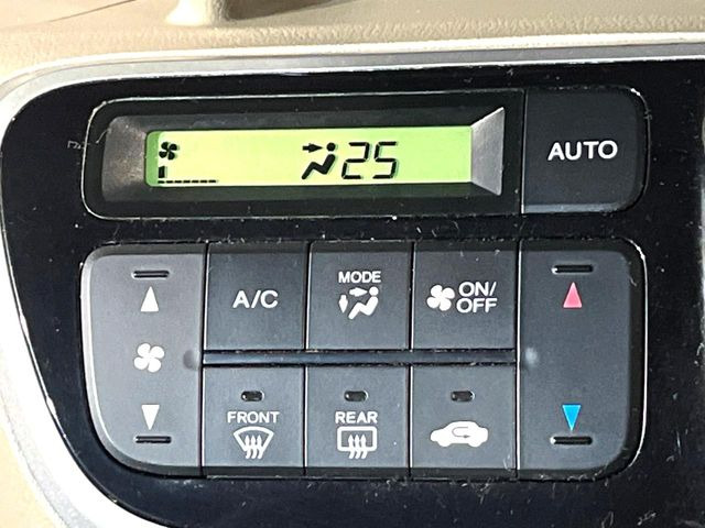 【オートエアコン】一度お好みの温度に設定すれば、車内の温度を検知し風量や温度を自動で調整。暑い&hellip;寒い&hellip;と何度もスイッチ操作をする必要はありません。快適な車内空間には必須の機能ですね♪