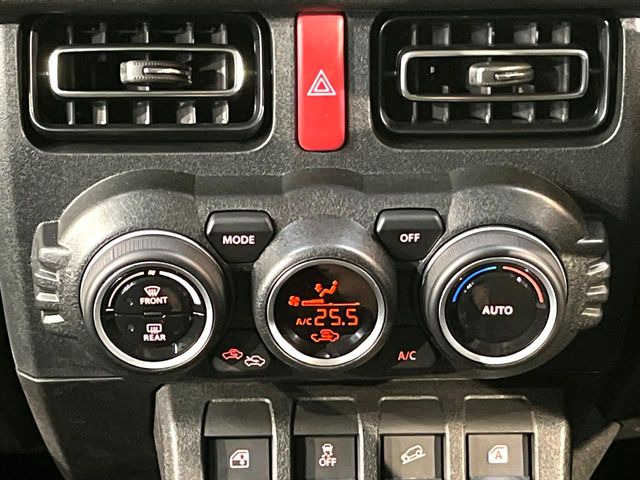 【オートエアコン】一度お好みの温度に設定すれば、車内の温度を検知し風量や温度を自動で調整。暑い&hellip;寒い&hellip;と何度もスイッチ操作をする必要はありません。快適な車内空間には必須の機能ですね♪