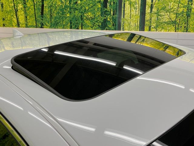 【ムーンルーフ】開放感たっぷりの希少装備、ムーンルーフが装着されています!車内に明かりを取り入れたり景色を楽しむ以外にも、車内の空気も簡単に換気できて快適です!