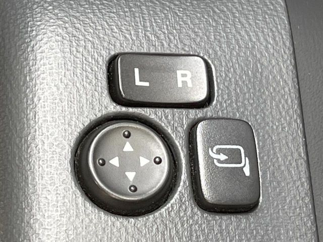 �y�d���i�[�~���[�z�T�C�h�~���[�͓d���i�[���ƂȂ��Ă���A�������ԏ�ł��L�Y�������X�N��}�����܂��B