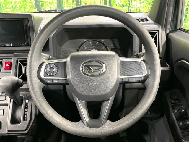 【ステアリングスイッチ】運転中、前方から目線をそらすことなく、オーディオ等の操作が可能な便利機能!安心&快適なドライブを演出してくれます♪