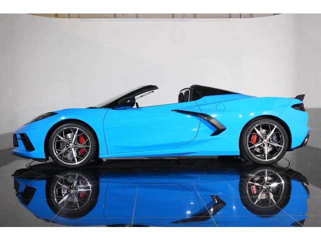 ���C�h&���[�̃t�H�����̓X�|�[�c�J�[�炵�����芴�ƃ_�C�i�~�b�N�ȑ��݊��������B��d�S�݌v�ɂ��A�����R�[�i�����O��������̈��萫�����߂��Ă��܂��B