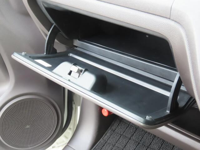 車検証入れ等書類一式を収納できるグローブボックス