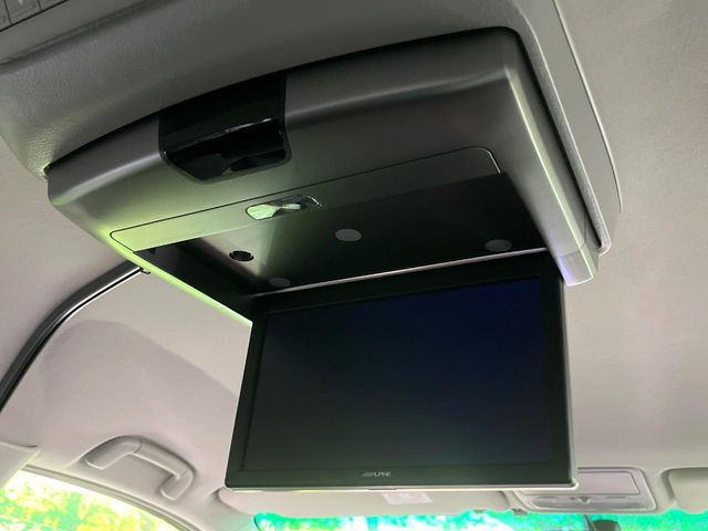 【フリップダウンモニター】大画面モニターで後席でもエンタメをお楽しみいただけます。小さなお子様にも大人気の装備です♪