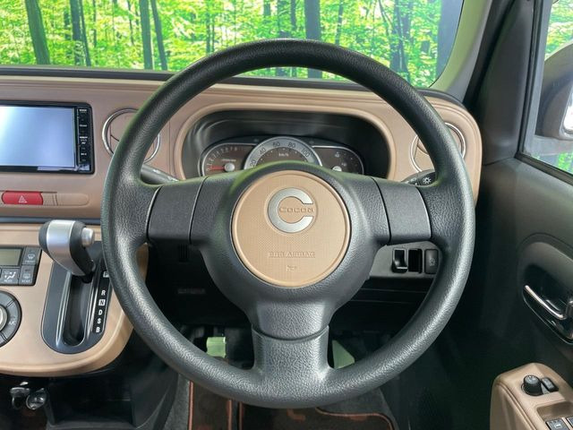 �C���e���A�ɍ��킹���f�U�C���̃X�e�A�����O�́A�^�]�������̂��Ƃ��l���A�^�]���₷���`��A�傫���ł��B�����x�A���ۂɐG���Ă��m���߂��������B