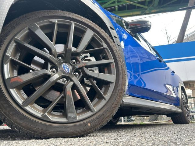 �y����18�C���`�A���~�z�C�[���z�O�ςɃ}�b�`���������A���~�z�C�[���𑕒����Ă���܂��B�e��ЊO�A���~�z�C�[����A�X�^�b�h���X�^�C�����戵�����Ă���܂��B���񂲑��k����������