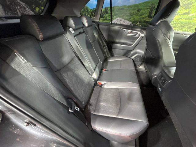 後部座席も気になるようなキズ・汚れやへたり等、大きなダメージはなく、良好な状態です。