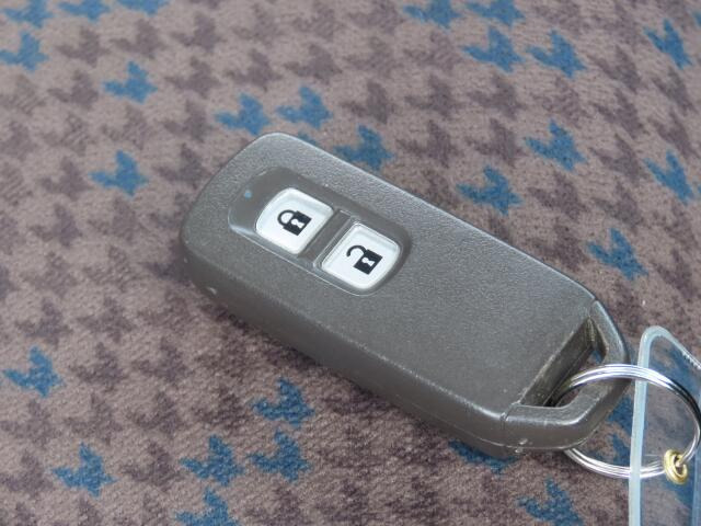 キーをポケットに入れたままでもエンジンON/OFF、ドア施錠/開錠可能♪便利なスマートキー付です♪