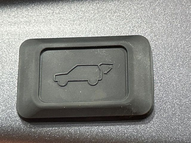 【パワーバックドア】スマートキーや運転席のボタンを押すだけでリアゲートが自動で開閉します!荷物を持っている時や、高い位置にあるバックドアを閉める際に便利な機能です♪