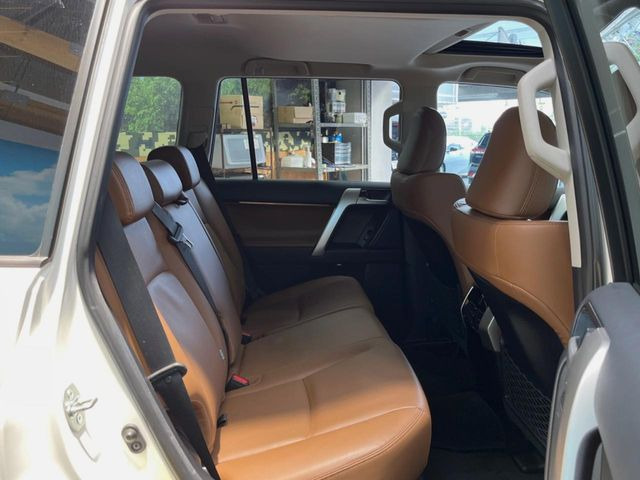 後部座席も気になるようなキズ・汚れやへたり等、大きなダメージはなく、良好な状態です。