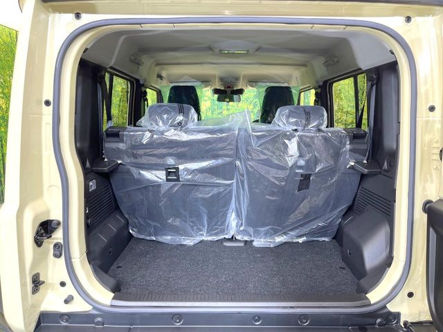 普段のお買い物や通勤、送迎等に十分な荷室スペースを確保しております。セカンドシートを倒すと、大きな荷物の積載も可能です♪