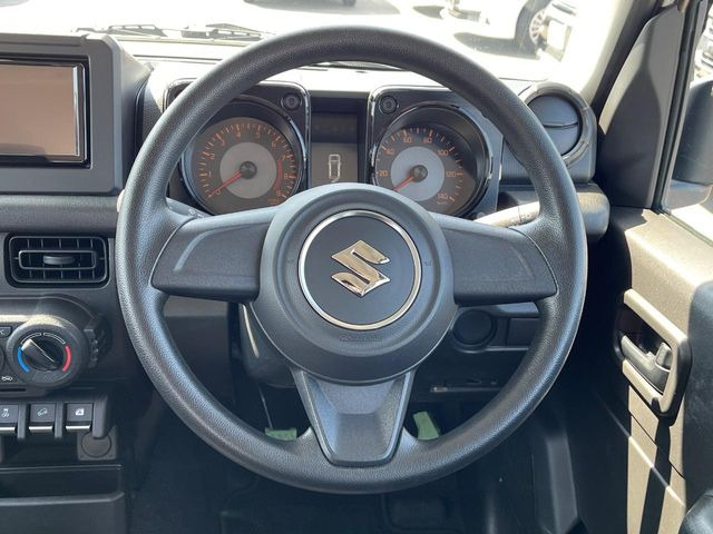 �C���e���A�ɍ��킹���f�U�C���̃X�e�A�����O�́A�^�]�������̂��Ƃ��l���A�^�]���₷���`��A�傫���ł��B�����x�A���ۂɐG���Ă��m���߂��������B