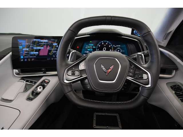 �X�e�A�����O�̓t���b�g�{�g���`����̗p���A��~���ƃX�|�[�e�B�ȑ��슴�𗼗��B��ɓ���ރO���b�v�Ə㎿�ȑf�ނɂ��A���m�ŉ��K�ȃn���h�����O���������܂��B