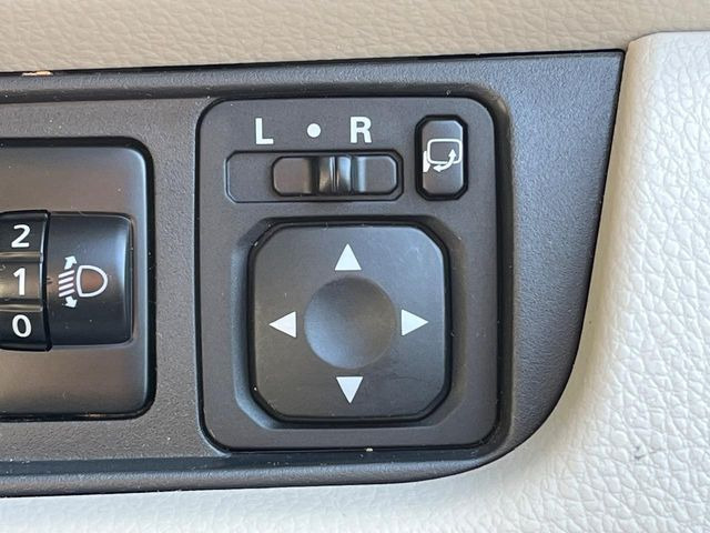 �y�d���i�[�~���[�z�T�C�h�~���[�͓d���i�[���ƂȂ��Ă���A�������ԏ�ł��L�Y�������X�N��}�����܂��B