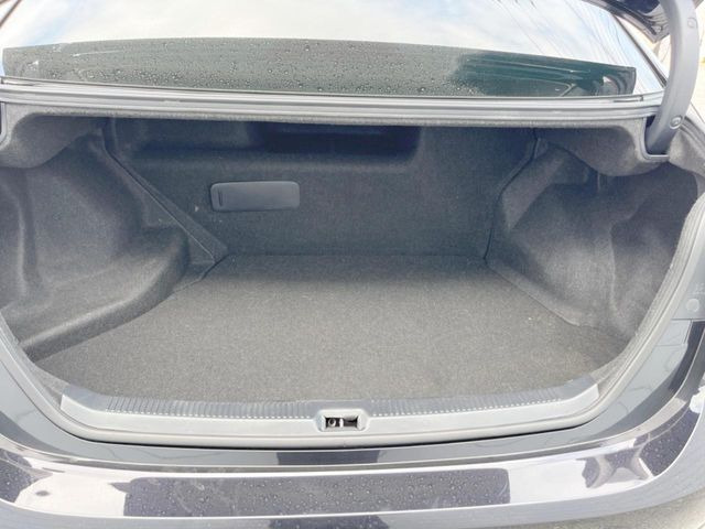 ���i�̂���������ʋ΁A���}���ɏ\���ȉ׎��X�y�[�X���m�ۂ��Ă���܂��B�傫�ȉו��̐ύڂ��\�ł���