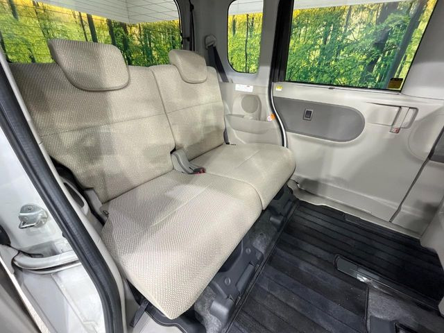 後部座席も気になるようなキズ・汚れやへたり等、大きなダメージはなく、良好な状態です。