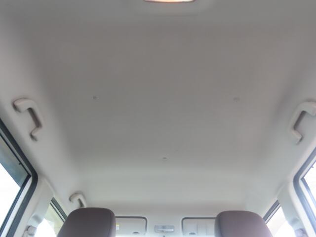 天井の状態も良好です。タバコを吸っていた車は、天井の色が変色してしまっているものもあります。中古車探しの際は、天井の状態も重要なポイントですよ!