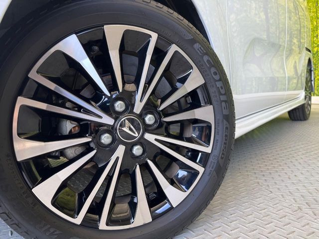 �y����15�C���`�A���~�z�C�[���z�O�ςɃ}�b�`���������A���~�z�C�[���𑕒����Ă���܂��B�e��ЊO�A���~�z�C�[����A�X�^�b�h���X�^�C�����戵�����Ă���܂��B���񂲑��k����������