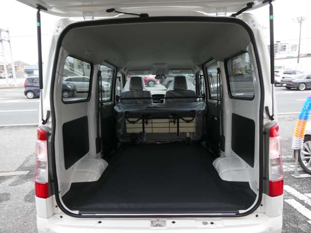 ラゲッジスペースの間口も広々♪普段のお買い物に、レジャーに、お仕事にも大活躍の1台です♪高さもあって大きい荷物も運んでくれる頼れるパートナーですね♪
