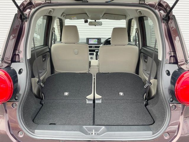 ���i�̂���������ʋ΁A���}���ɏ\���ȉ׎��X�y�[�X���m�ۂ��Ă���܂��B�Z�J���h�V�[�g��|���ƁA�傫�ȉו��̐ύڂ��\�ł���