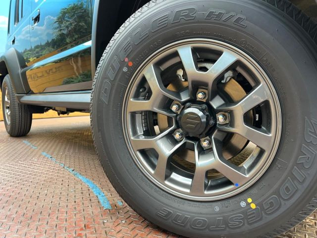 �y����15�C���`�A���~�z�C�[���z�O�ςɃ}�b�`���������A���~�z�C�[���𑕒����Ă���܂��B�e��ЊO�A���~�z�C�[����A�X�^�b�h���X�^�C�����戵�����Ă���܂��B���񂲑��k����������