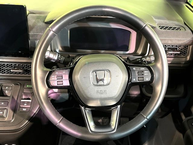 �C���e���A�ɍ��킹���f�U�C���̃X�e�A�����O�́A�^�]�������̂��Ƃ��l���A�^�]���₷���`��A�傫���ł��B�����x�A���ۂɐG���Ă��m���߂��������B