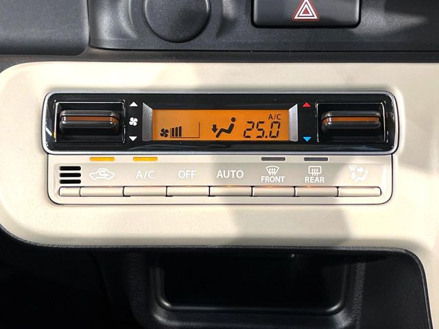 【オートエアコン】一度お好みの温度に設定すれば、車内の温度を検知し風量や温度を自動で調整。暑い&hellip;寒い&hellip;と何度もスイッチ操作をする必要はありません。快適な車内空間には必須の機能ですね♪