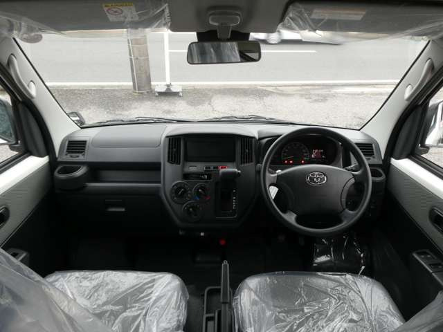 進化されたインパネ周りは、スタイリッシュかつ操作性や視認性にも優れ、飽きのこないデザインになっております!