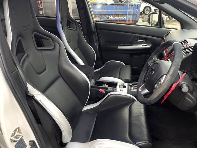 【専用スポーツシート】ホールド性に優れ、カーブ時の体が流れを抑制してくれます。また、体にフィットするから腰や背中が疲れにくく、ロングドライブや高速走行でも快適にお過ごしいただけます♪