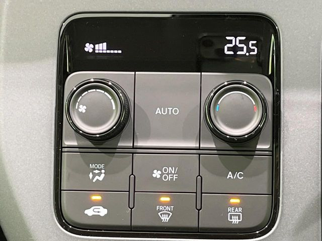【オートエアコン】一度お好みの温度に設定すれば、車内の温度を検知し風量や温度を自動で調整。暑い&hellip;寒い&hellip;と何度もスイッチ操作をする必要はありません。快適な車内空間には必須の機能ですね♪