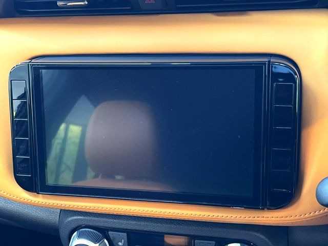 【純正9型ナビ】人気の純正ナビを装備しております。ナビの使いやすさはもちろん、オーディオ機能も充実!キャンプや旅行はもちろん、通勤や買い物など普段のドライブも楽しくなるはず♪